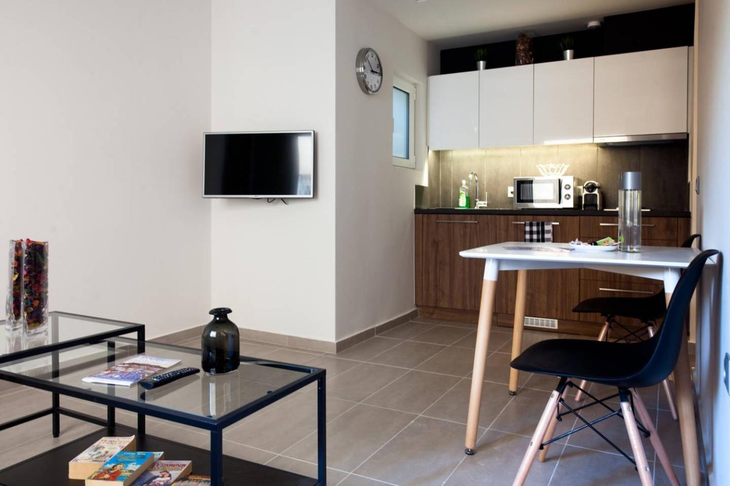 Toni'S Charming Apartment In The Thisseo Station Афины Экстерьер фото